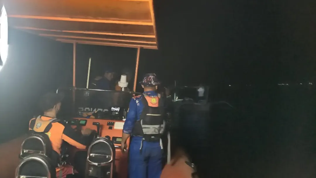 PERAHU TERBALIK, ENAM PEMANCING BERHASIL DISELAMATKAN TIM SARBULELENG --- timSAR gabungan berha